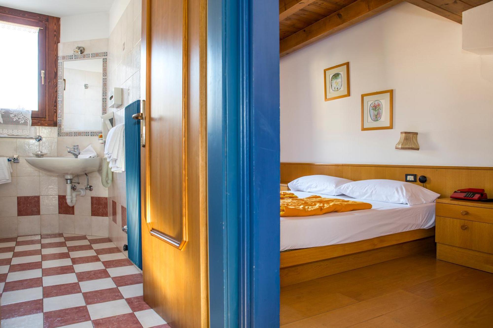 Hotel San Valier Cavalese Room photo